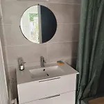 Apartament Independant, 1 Lit Deux Personnes Et 1 Appoint Piscine Jardin Direct Gare Aeroport Et Jardin