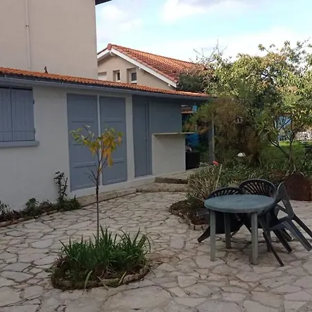 Apartment Independant, 1 Lit Deux Personnes Et 1 Appoint Piscine Jardin Direct Gare Aeroport Et Jardin *