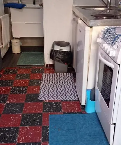 Indépendant, Deux Personnes, Clair Et Sympa Toulouse